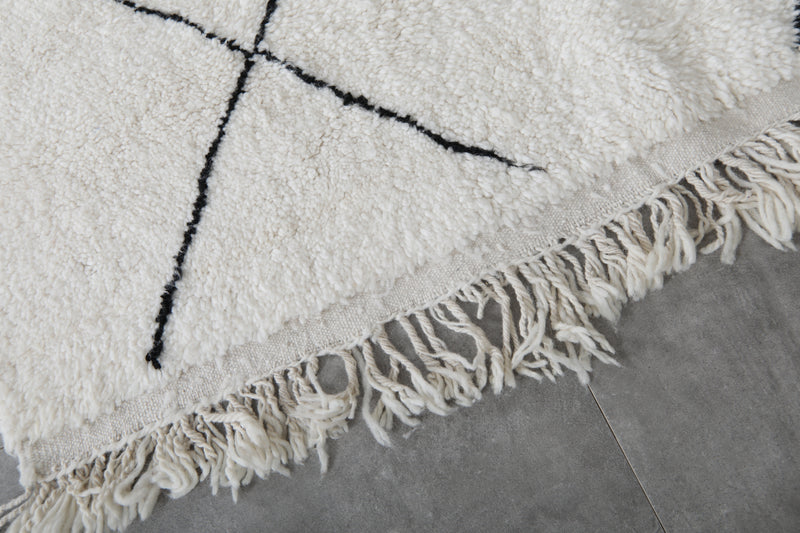 Modern Moroccan Rug - 5 x 7.8 ft | White with Black Diamond Pattern