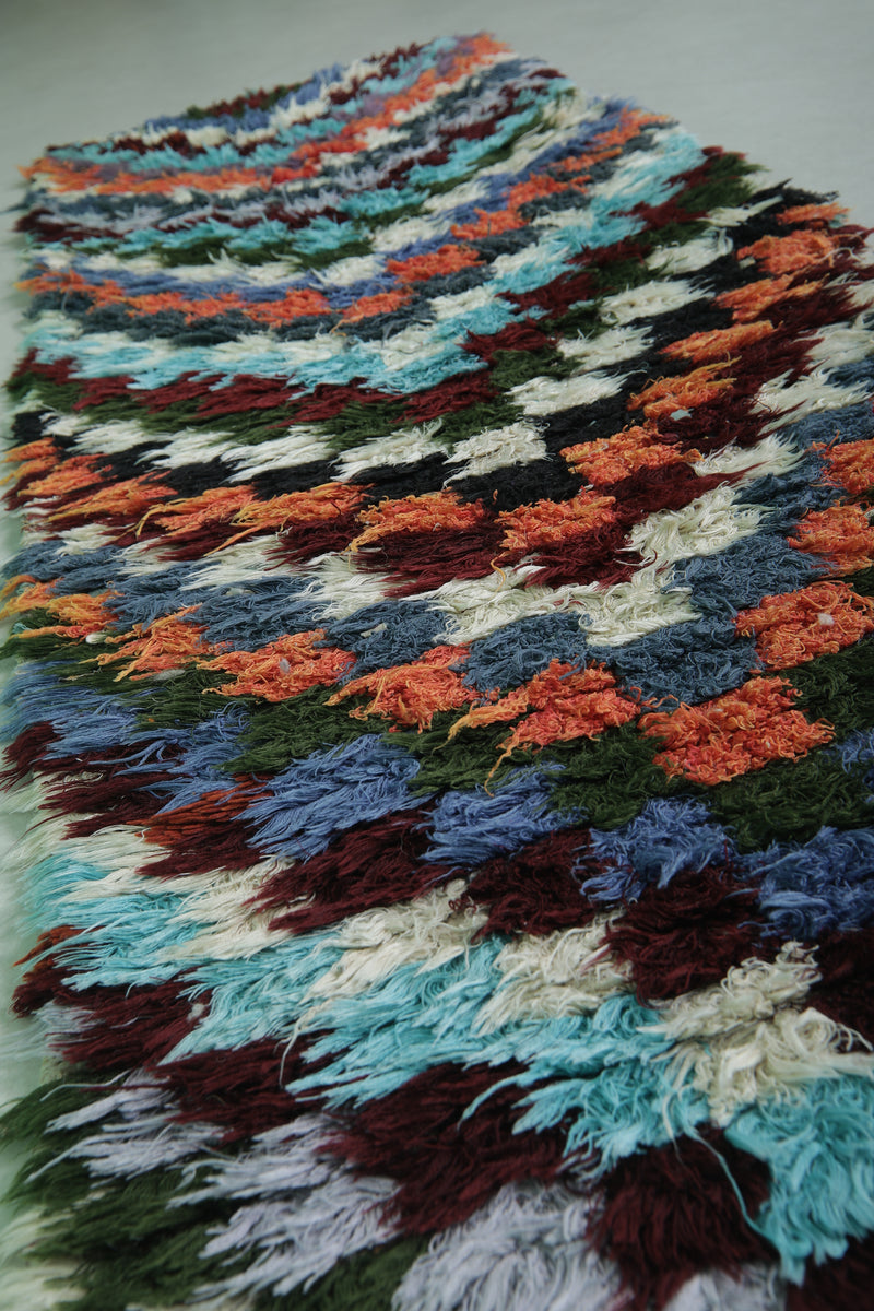 Vintage Handmade Moroccan Rug – Vibrant Chevron Pattern 2.3 x 7.9 ft