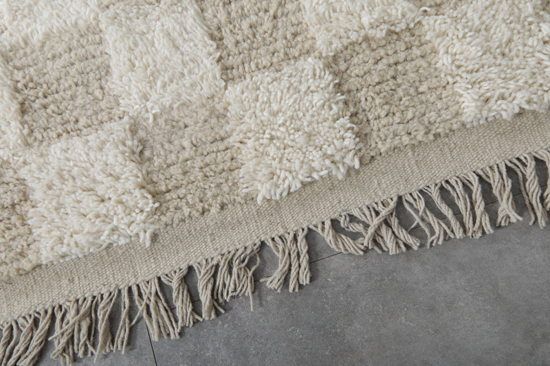 Elegant Beige and White Moroccan Rug - 7.9 x 9.8 Feet