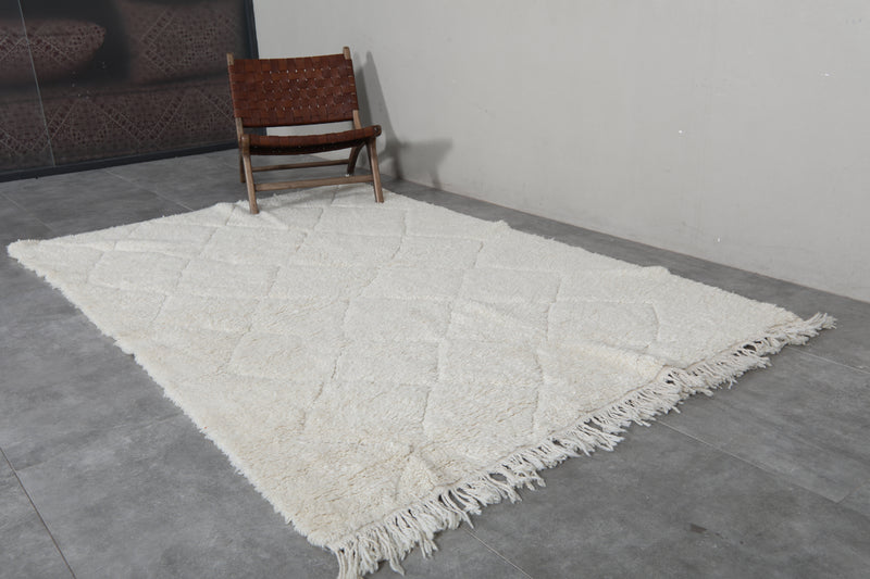 Classic Moroccan Rug - 5.4 x 8.1 ft | White Diamond Pattern with Fringe