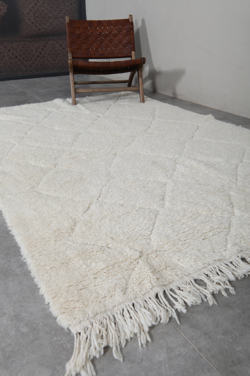 Classic Moroccan Rug - 5.4 x 8.1 ft | White Diamond Pattern with Fringe