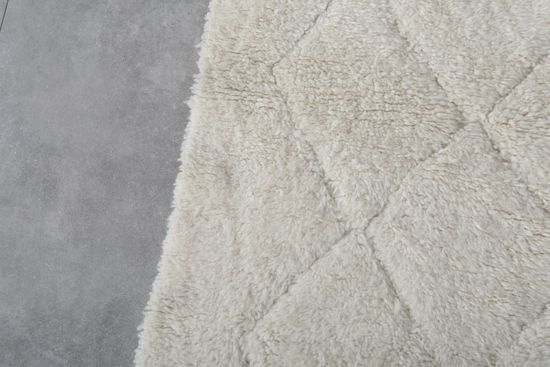 Classic Moroccan Rug - 5.4 x 8.1 ft | White Diamond Pattern with Fringe