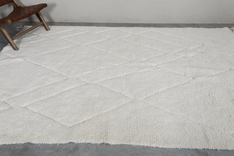 Elegant Moroccan Rug - 6.5 x 9.5 ft | White Diamond Pattern with Fringe