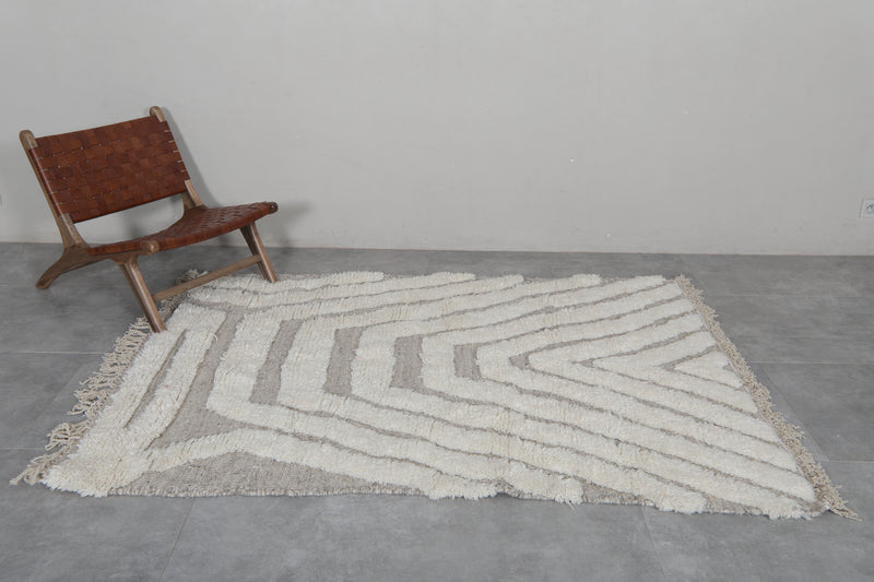 Modern Moroccan Rug - 5 x 6.9 ft | Beige & White Chevron Pattern