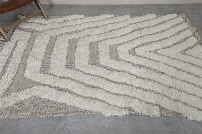 Modern Moroccan Rug - 5 x 6.9 ft | Beige & White Chevron Pattern