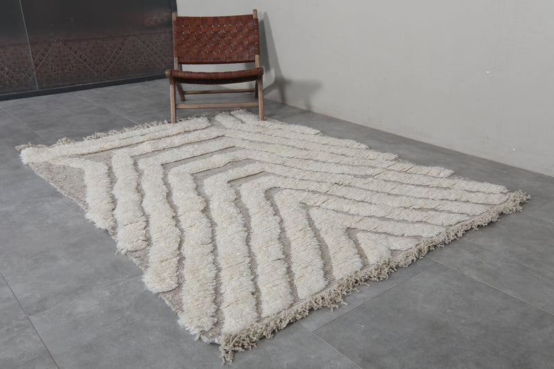 Modern Moroccan Rug - 5 x 6.9 ft | Beige & White Chevron Pattern