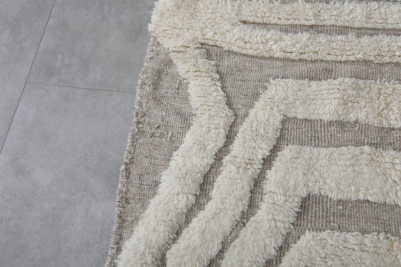 Modern Moroccan Rug - 5 x 6.9 ft | Beige & White Chevron Pattern