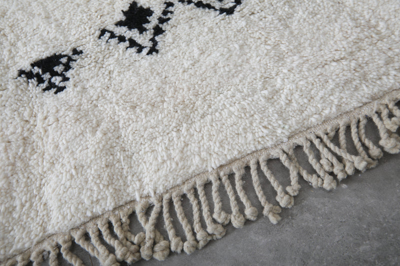 Handwoven Moroccan Rug 5 x 6.9 ft - Black and White Minimalist Design