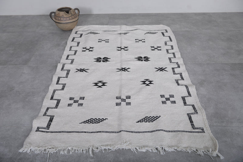 Minimalist Berber Kilim Rug - Handwoven 3.2x4.7 ft