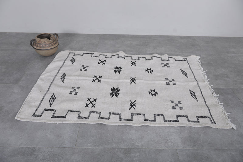 Minimalist Berber Kilim Rug - Handwoven 3.2x4.7 ft