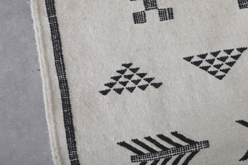 Black and White Moroccan Kilim Rug - Geometric Design 3.2x4.9 ft