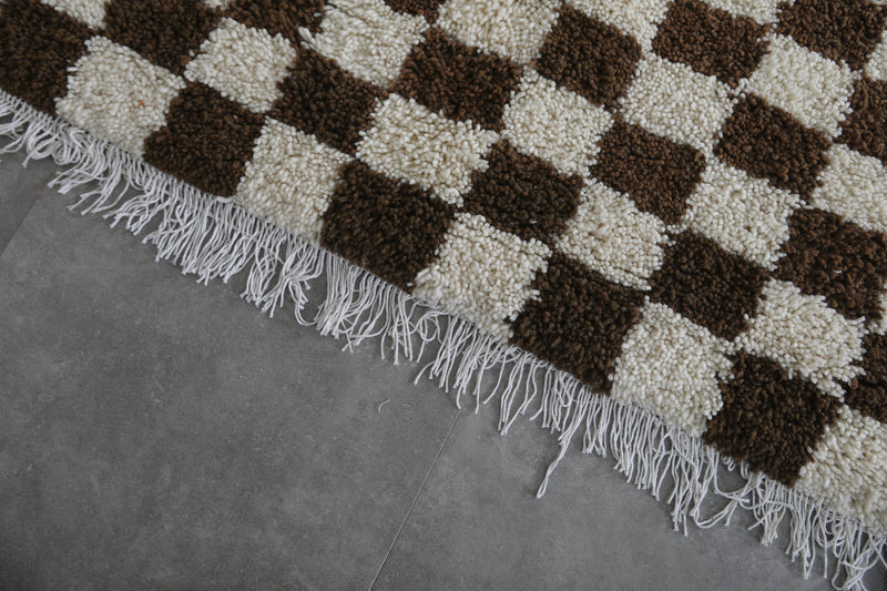 Brown and White Checkered Rug 5.2 X 5.8 Feet – Modern Handmade Design