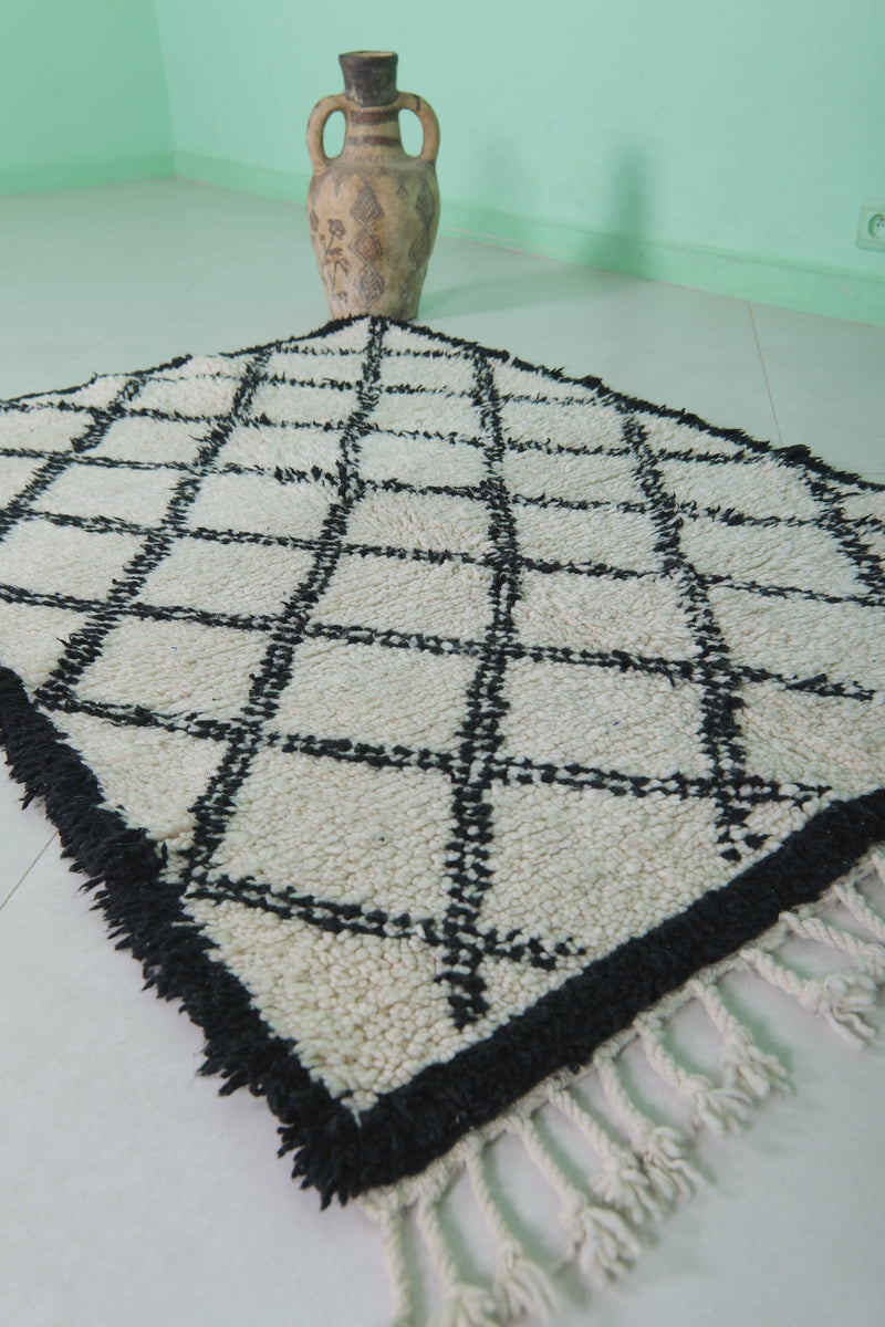 Handmade Moroccan Rug – 3.3 x 4.9 ft Black and White Wool Rug