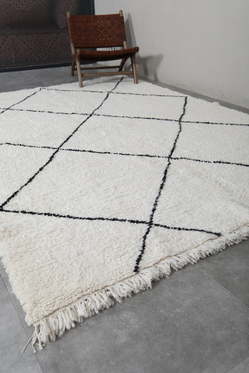 Diamond Moroccan Wool Rug - 6.8 x 9.3 Feet | Classic Black & Ivory Design