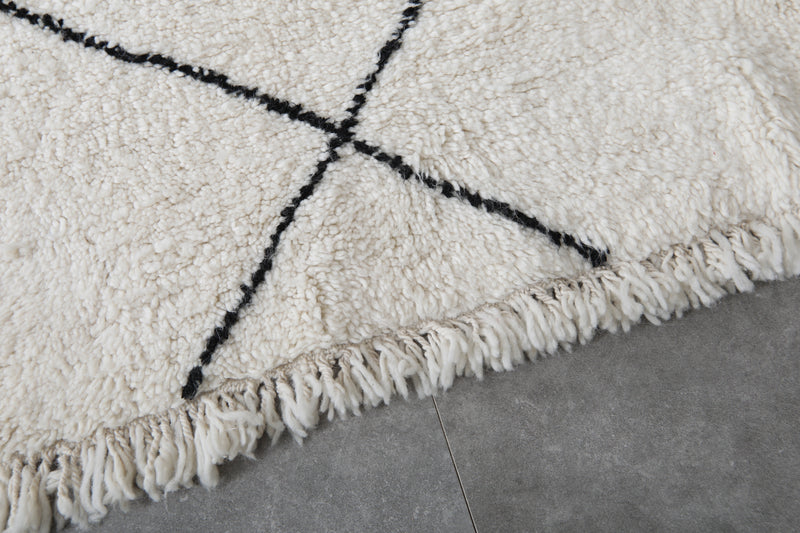 Diamond Moroccan Wool Rug - 6.8 x 9.3 Feet | Classic Black & Ivory Design