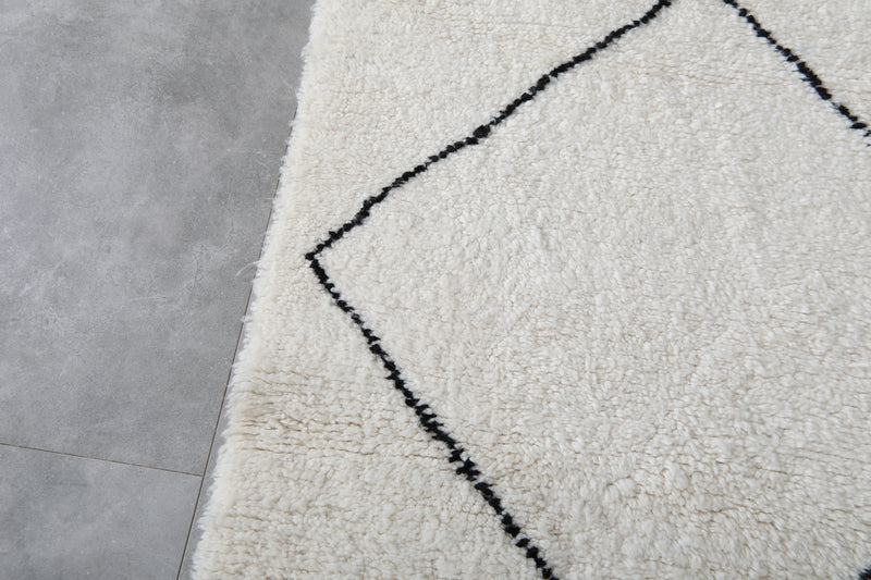 Diamond Moroccan Wool Rug - 6.8 x 9.3 Feet | Classic Black & Ivory Design