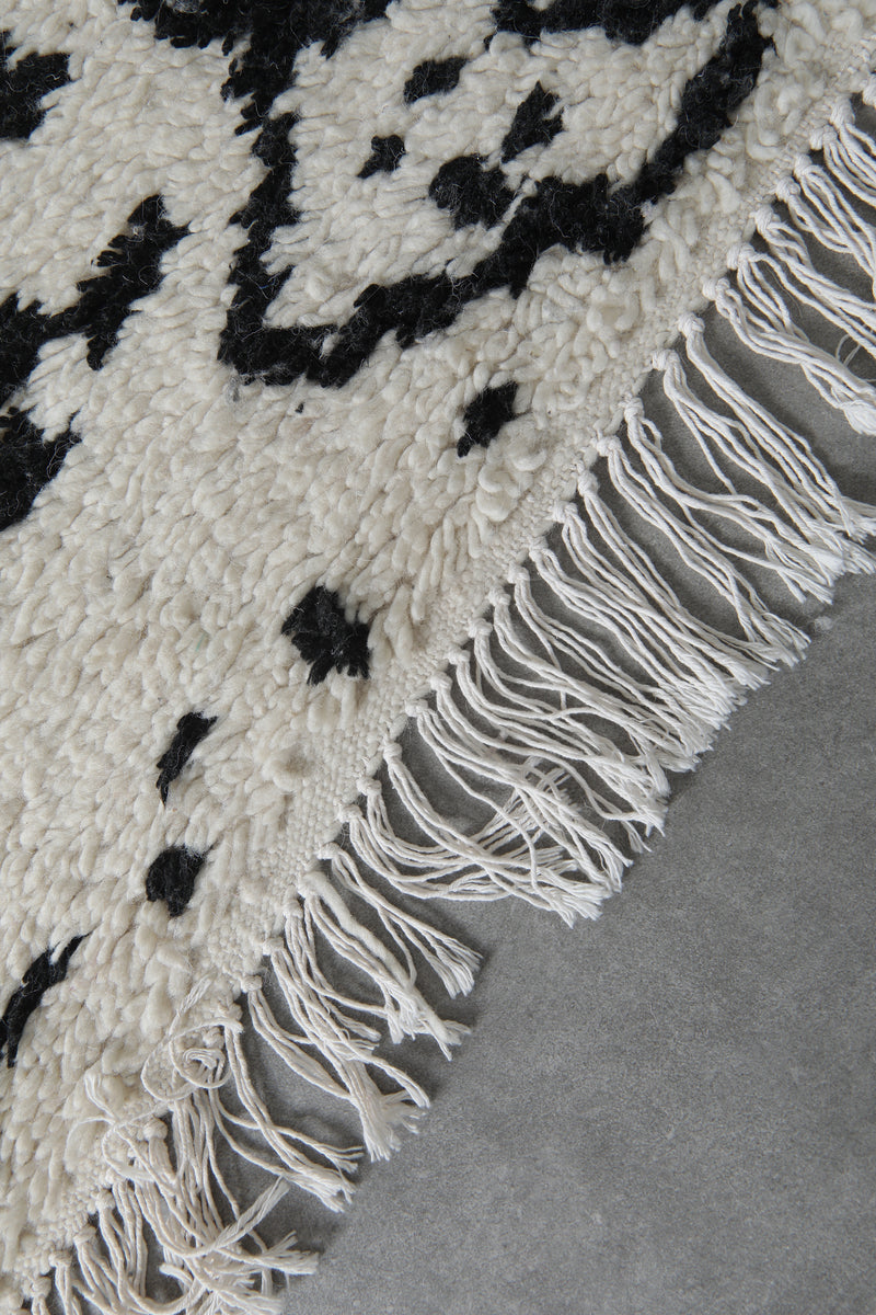 Black and white moroccan rug 5 FT X 8.6 FT