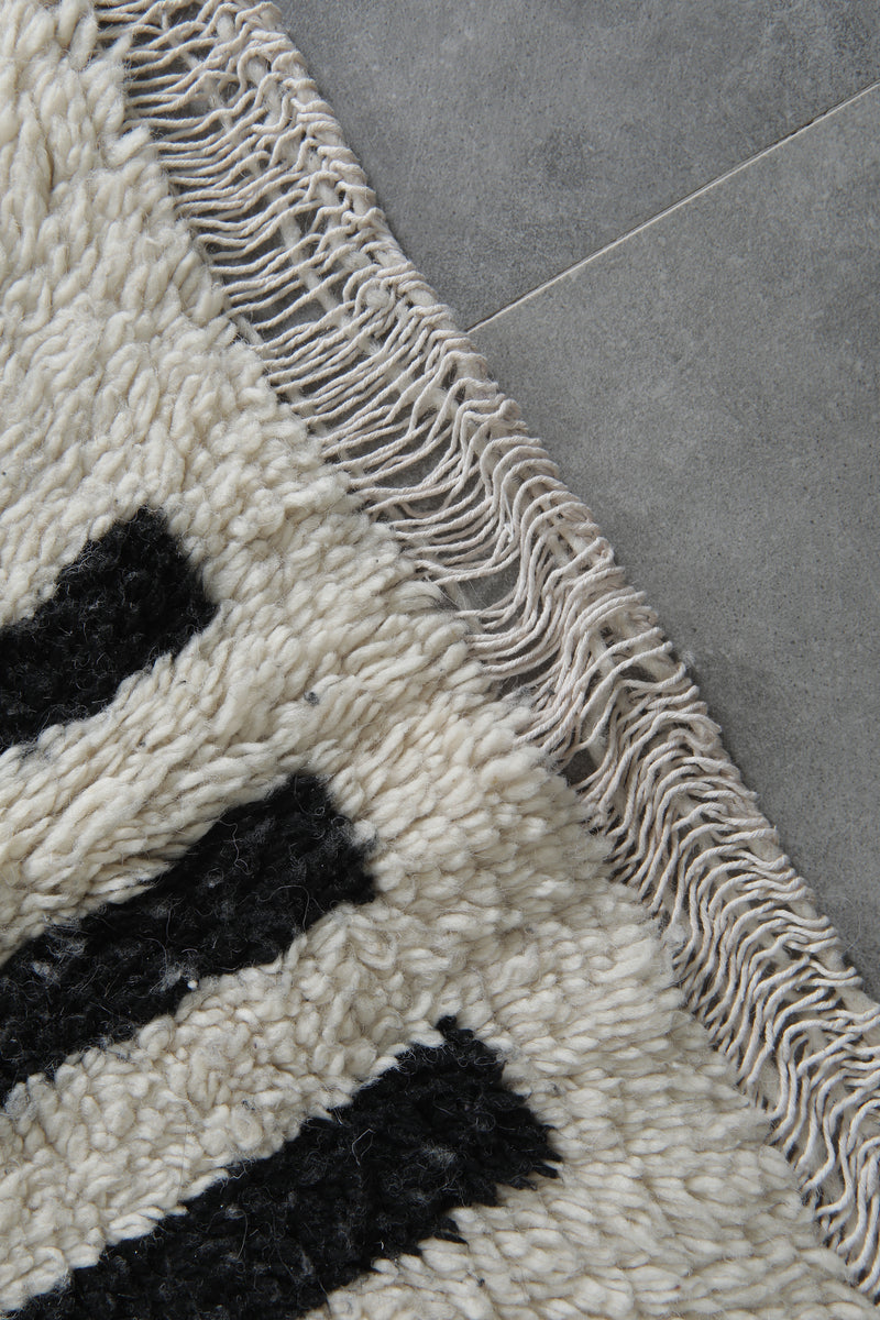 Black and white moroccan rug 5 FT X 8.6 FT