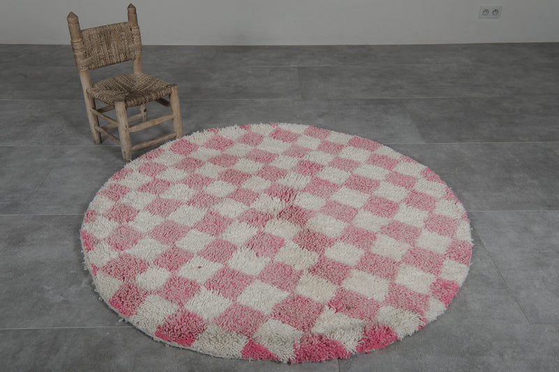 Round Checkered Rug – Pink and White Handmade Plush Carpet