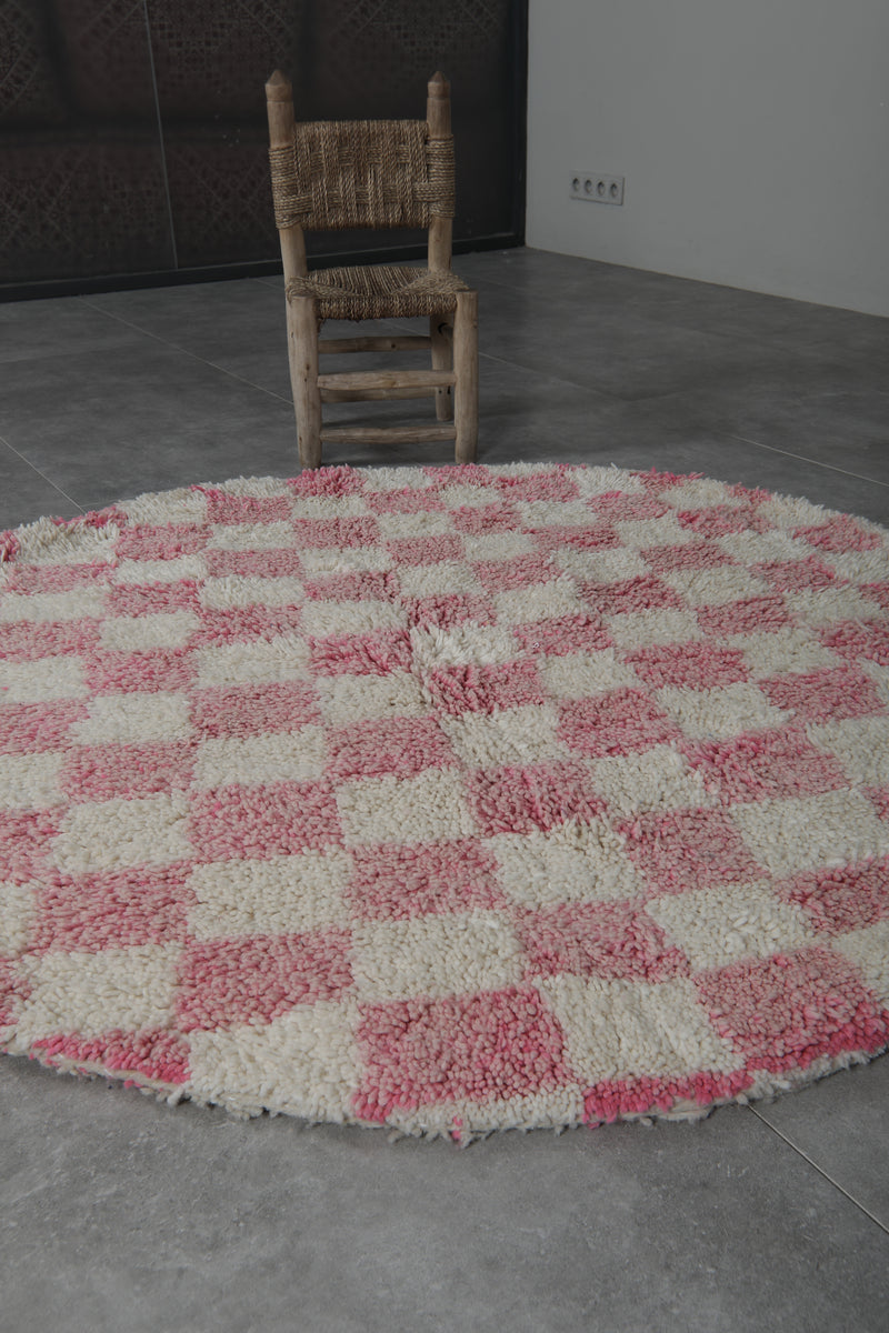 Round Checkered Rug – Pink and White Handmade Plush Carpet