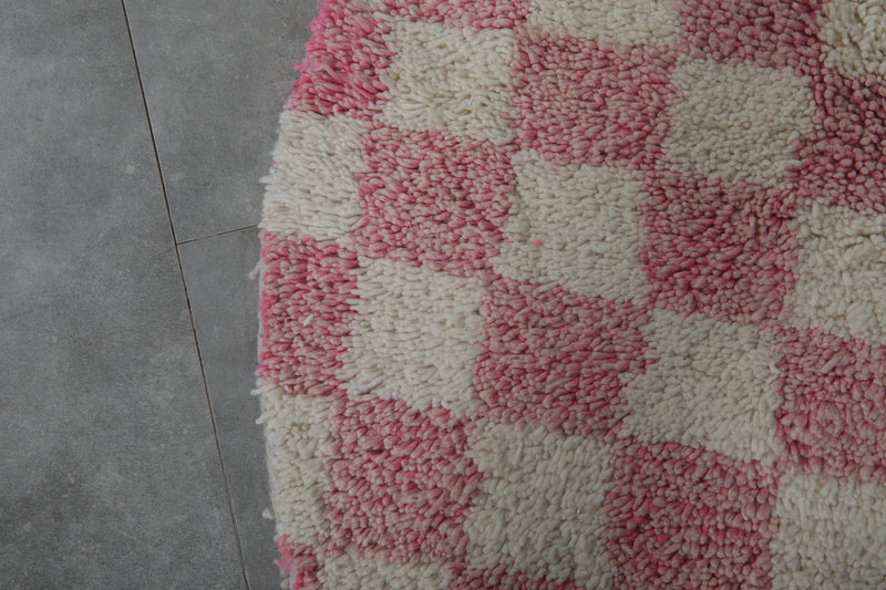 Round Checkered Rug – Pink and White Handmade Plush Carpet