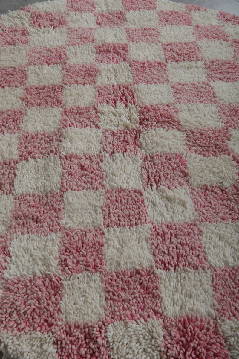 Round Checkered Rug – Pink and White Handmade Plush Carpet