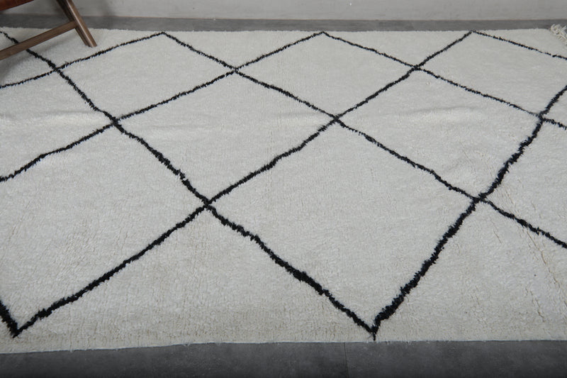 Diamond Moroccan Wool Rug - 6.4 x 9.8 Feet | Classic Black & Ivory Design