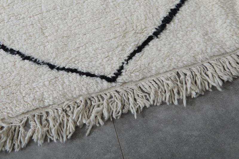 Diamond Moroccan Wool Rug - 6.4 x 9.8 Feet | Classic Black & Ivory Design