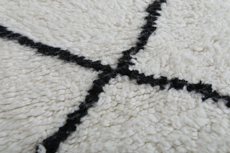 Diamond Moroccan Wool Rug - 6.4 x 9.8 Feet | Classic Black & Ivory Design