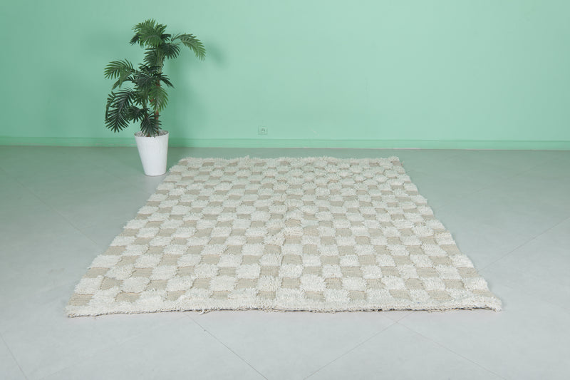 Elegant Beige and White Checkered Moroccan Rug - 5.9 x 7.5 Feet