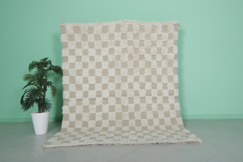 Elegant Beige and White Checkered Moroccan Rug - 5.9 x 7.5 Feet