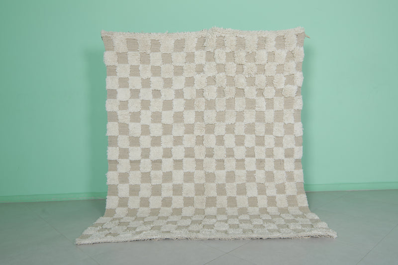 Elegant Beige and White Checkered Moroccan Rug - 5.9 x 7.5 Feet