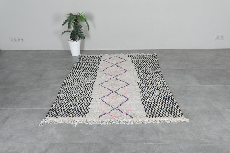 Moroccan wool rug 4.9 FT × 7 FT - 