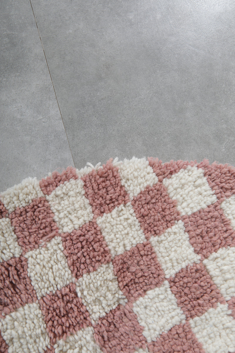 Round Moroccan Wool Rug - 5ft Pink & White Checkerboard