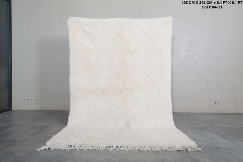 Classic Moroccan Rug - 5.4 x 8.1 ft | White Diamond Pattern with Fringe