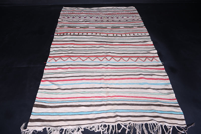 Moroccan rug 4.9 ft x 8.3 ft