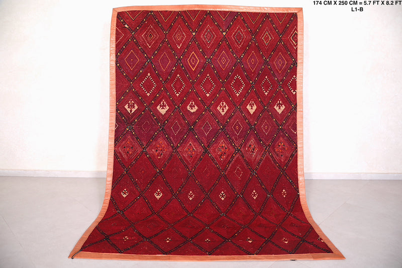 Moroccan rug 5.7 FT X 8.2 FT